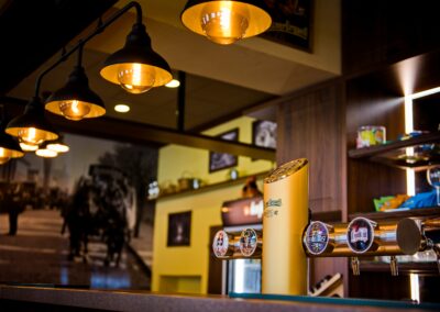Interiér Restaurace a pivnice Záložna, pohled na bar