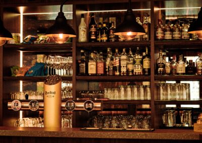 Interiér Restaurace a pivnice Záložna, pohled na bar