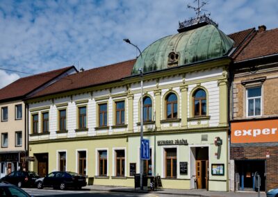 pohled z ulice na Restauraci a pivnici Záložna